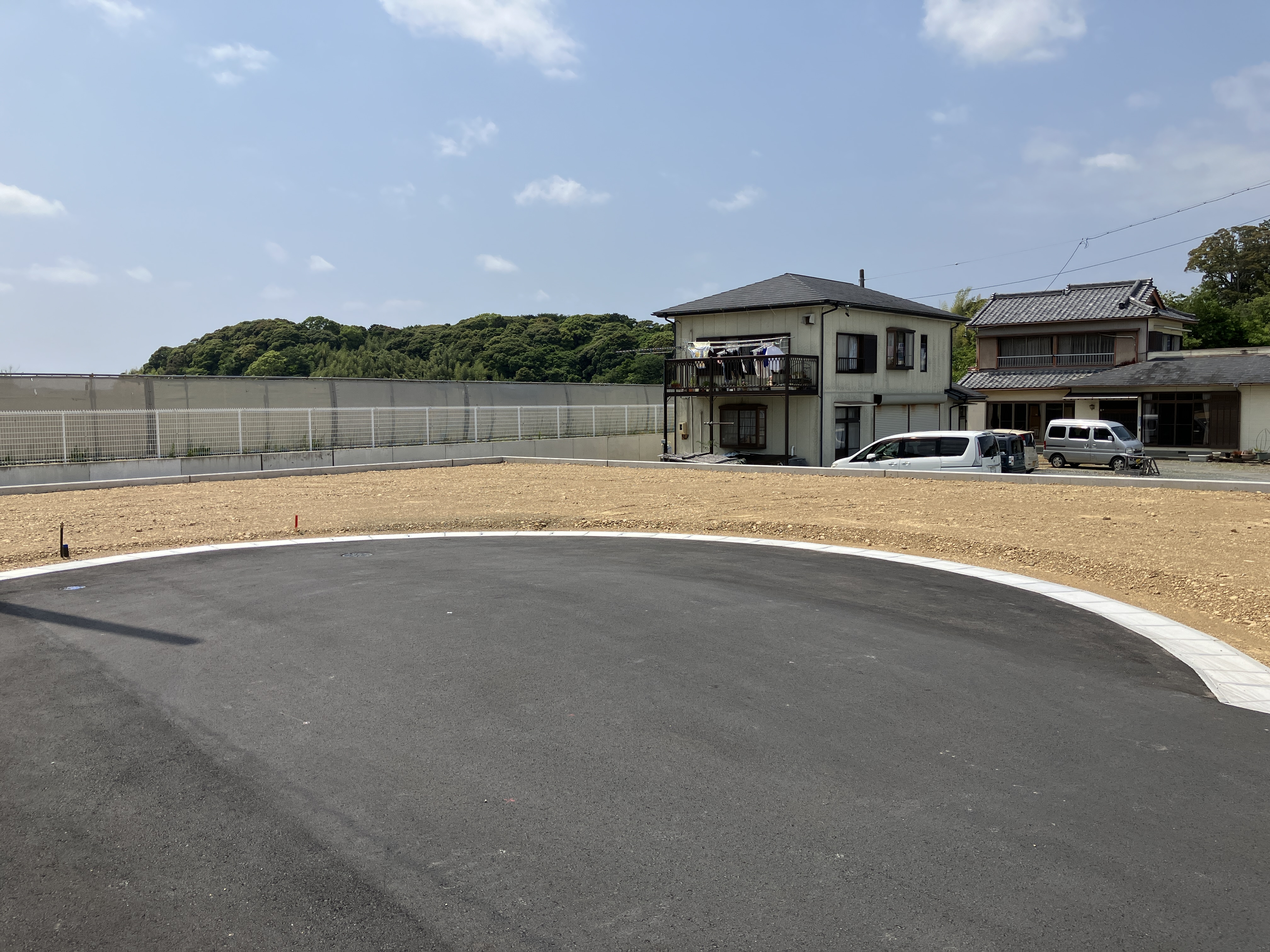 写真左手の雑木林が借景となり、駐車スペース周辺に植栽を効果的に配置したので奥行きのあるたたずまいとなります。2024年5月撮影